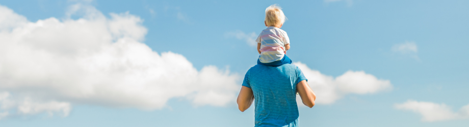 Papa avec son fils sur les épaules